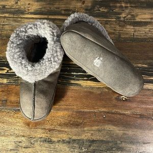 Egli’s sheepskin slippers.  Never walked in.  Cozy. Women’s 10/mens 8.  Unisex